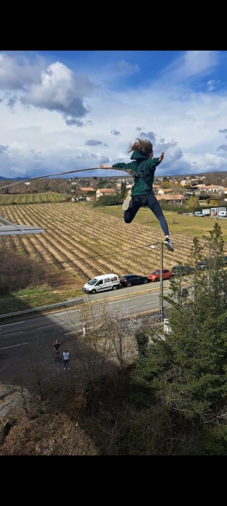 personne se jetant dans le vide lors d'un saut à l'élastique