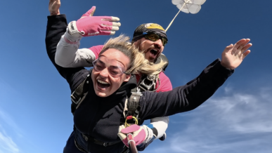 a l'occasion d'octobre rose, ciel d'aventure propose à ses clients de sauter en rose