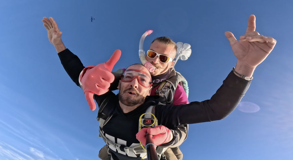 saut en parachute et octobre rose contre le cancer du sein