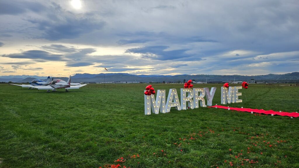 demande en mariage en parachute, Mary me lettres lumineuses